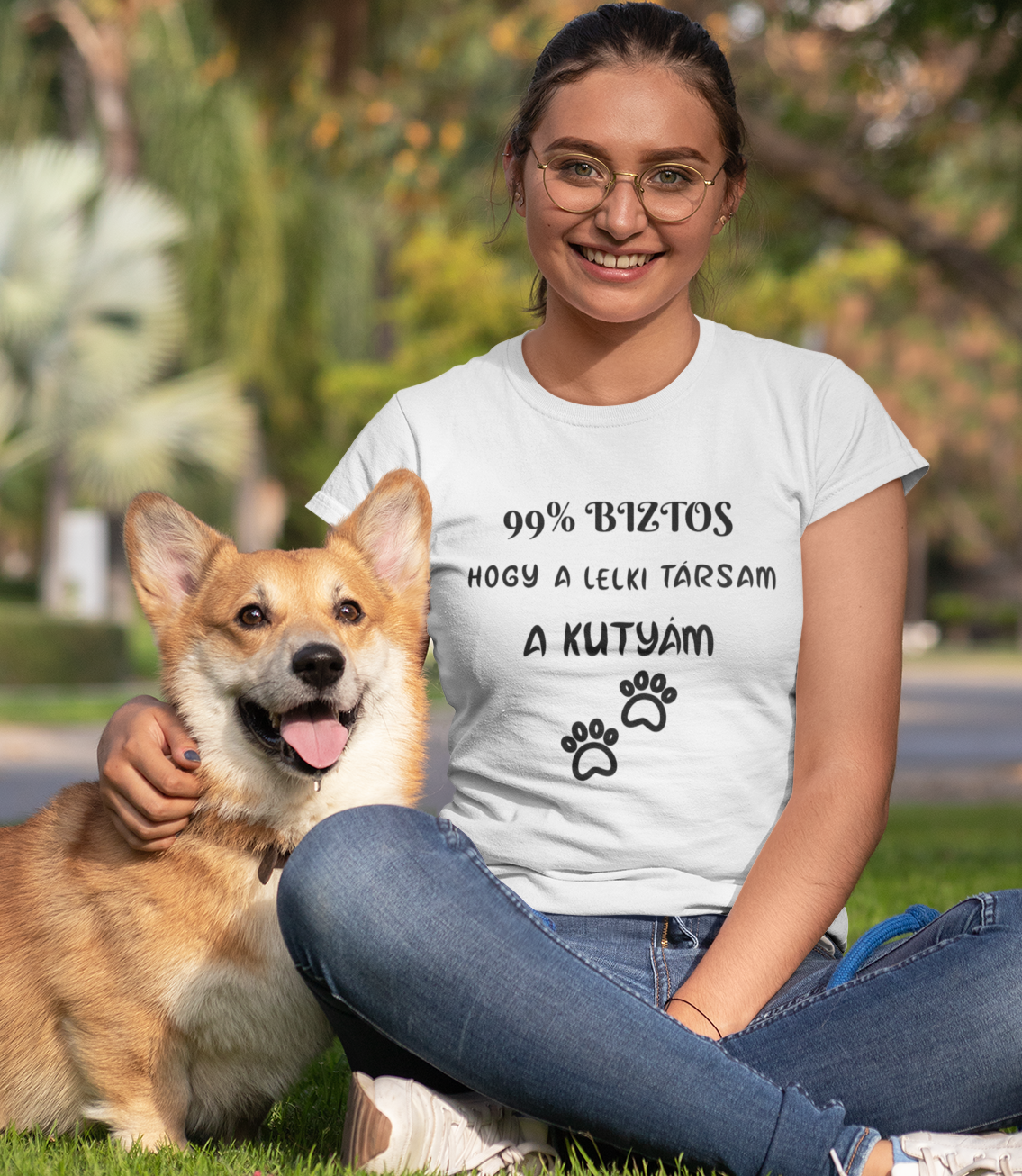 A gazdag ember pólóján márka van A boldog ember pólóján kutyaszőr